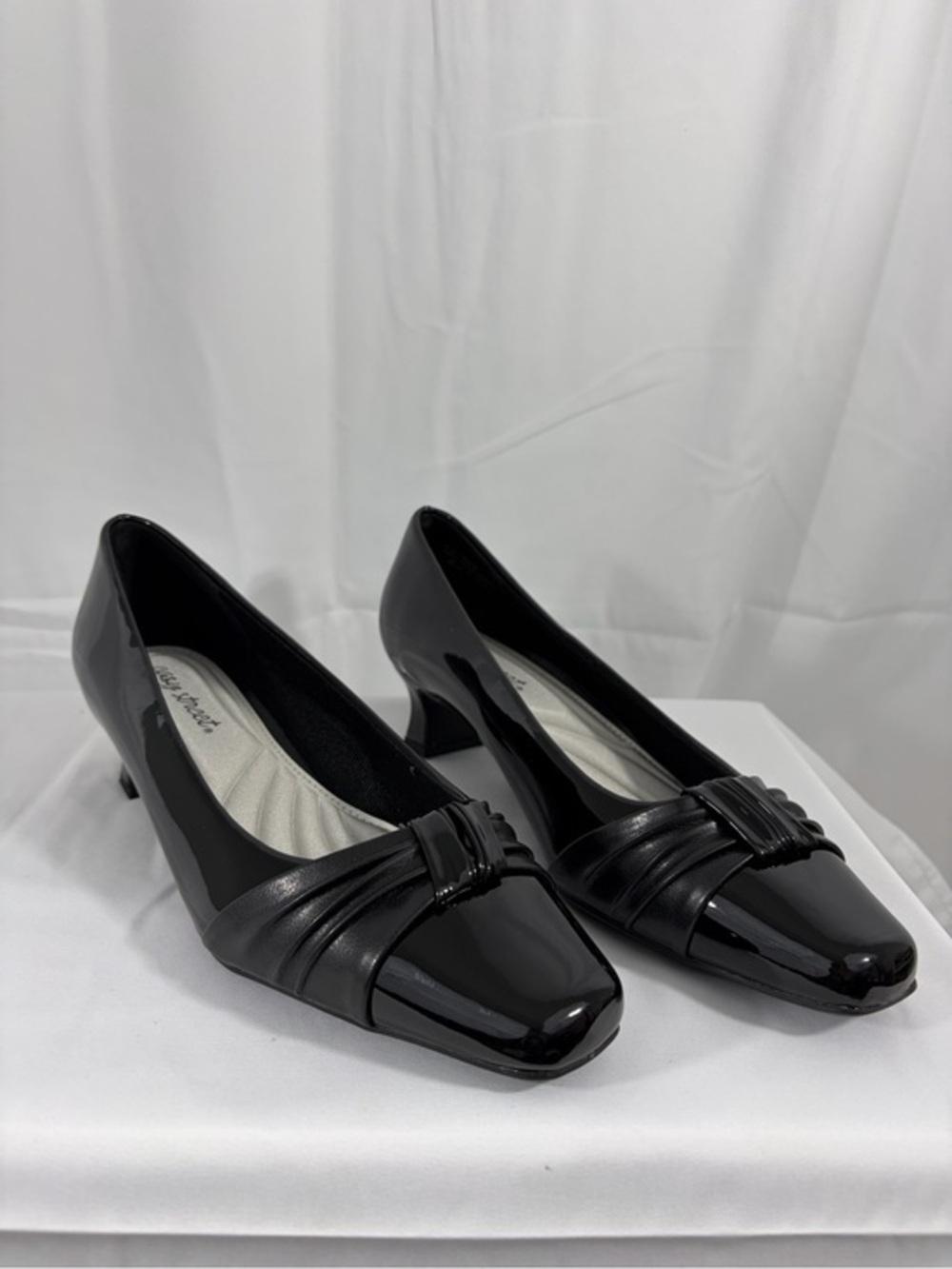 NWT Easy Street Women’s Size 8W Classic Black 1.5 Inch Heel Pumps